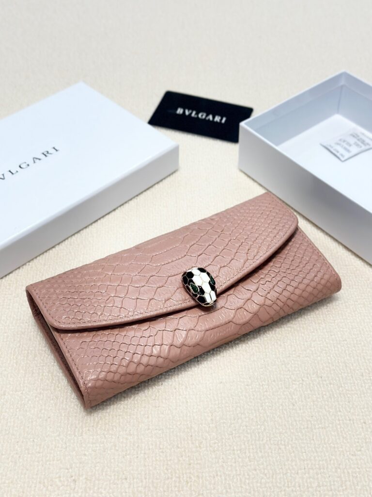 Bvlgari Black Leather Wallet 19 x 10 cm editorial product context 1