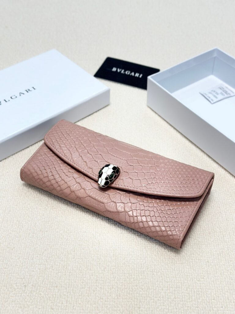 Bvlgari Black Leather Wallet 19 x 10 cm editorial product context 2