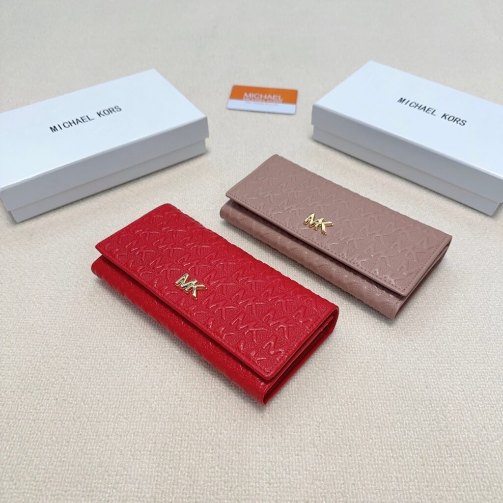 Designer Mk Black Leather Wallet 19 x 10 cm editorial product context 2
