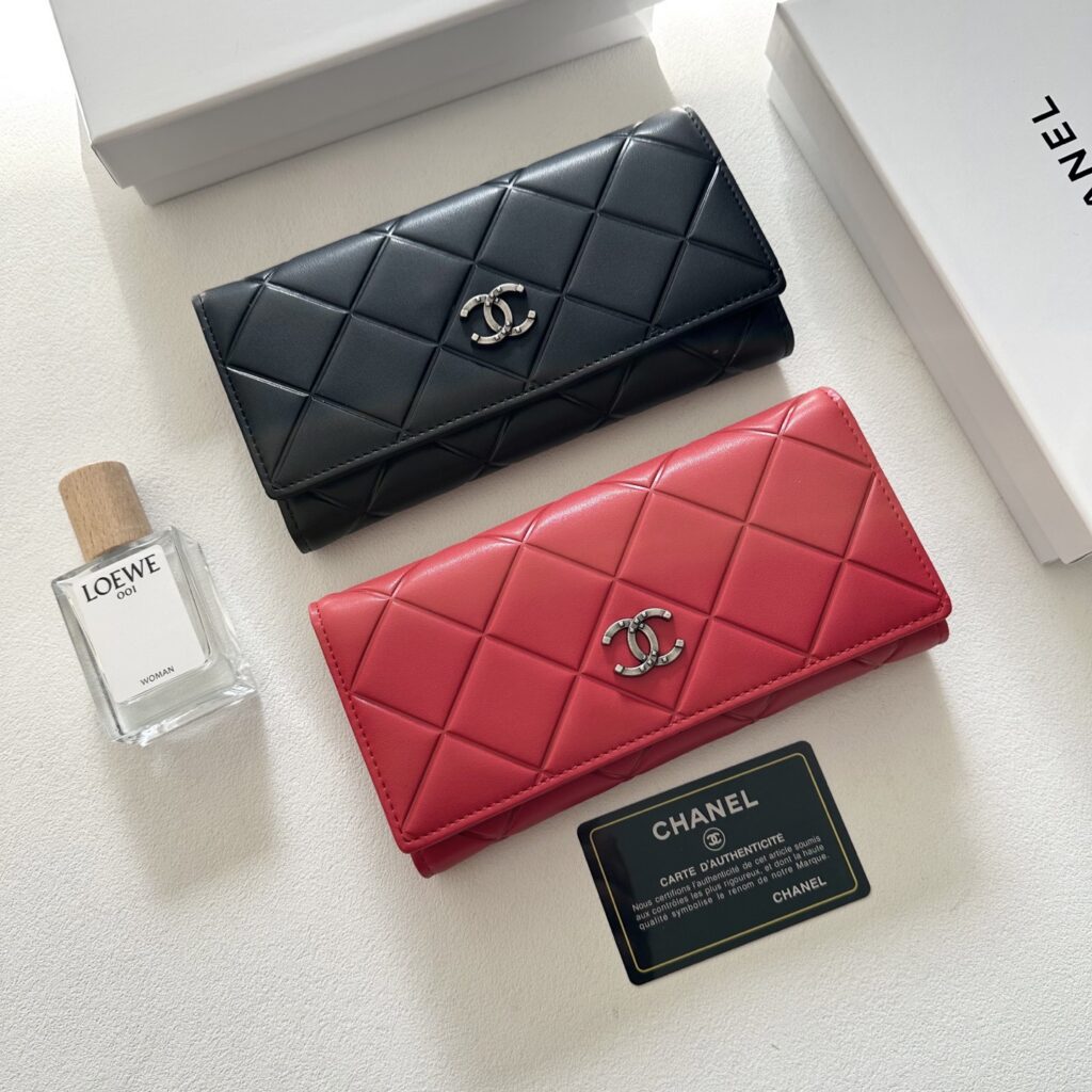Chanel Black Leather Wallet 19 x 10 cm editorial product context 1