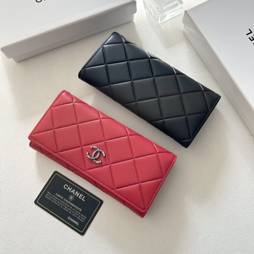 Chanel Black Leather Wallet 19 x 10 cm editorial product context 2