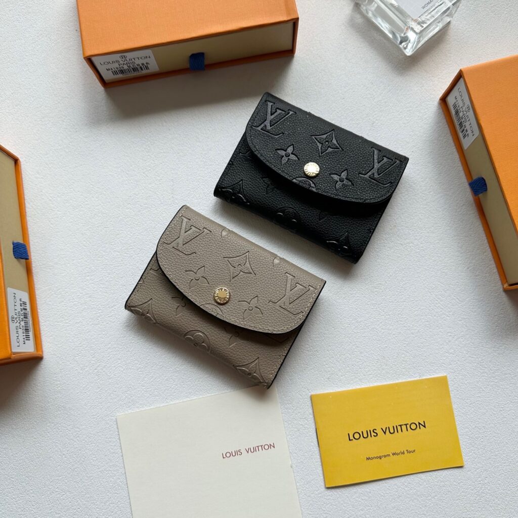 Designer P70 x8x2 11 Wallet 11 x 8 x 2.5 editorial product context 2