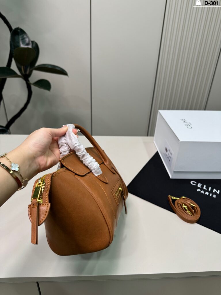 Celine Luggage Crossbody Bag 25 x 15 cm editorial product context 2