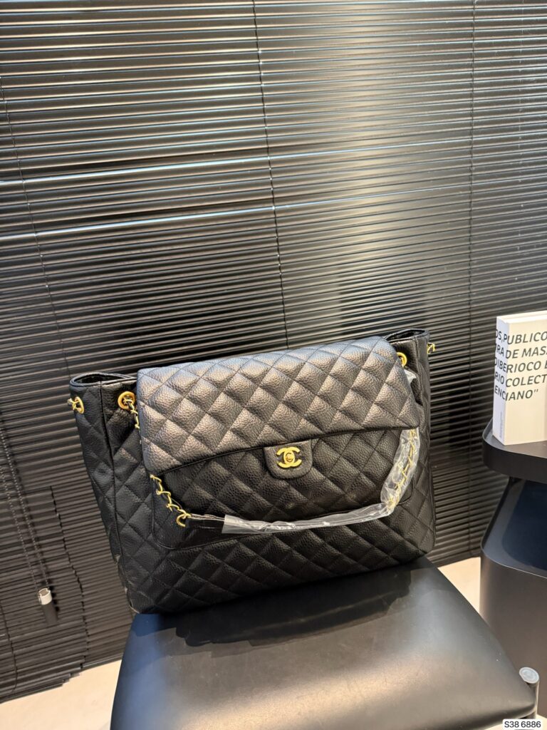 Chanel P225 42 31 6886 Crossbody Bag Leather editorial product context 2