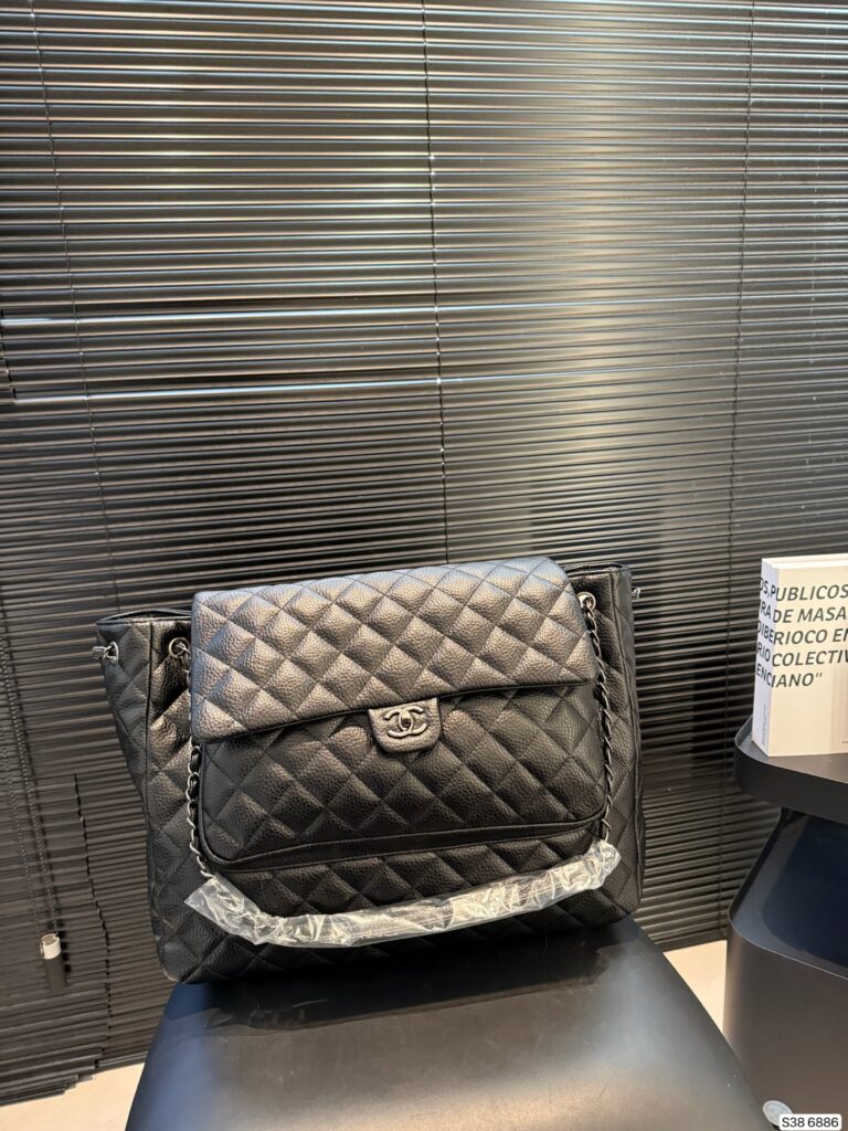 Chanel P225 42 31 6886 Crossbody Bag Leather editorial product context 3