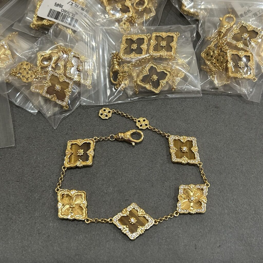 Van Cleef & Arpels Alhambra Metal Gold Ring editorial product context 1
