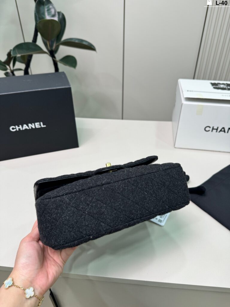 Chanel 40 Cf Bag 25 x 12 cm editorial product context 3