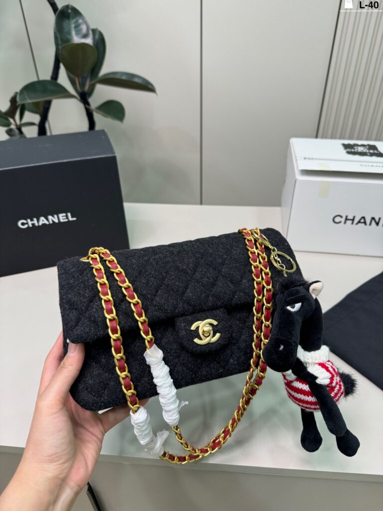 Chanel 40 Cf Bag 25 x 12 cm editorial product context 1