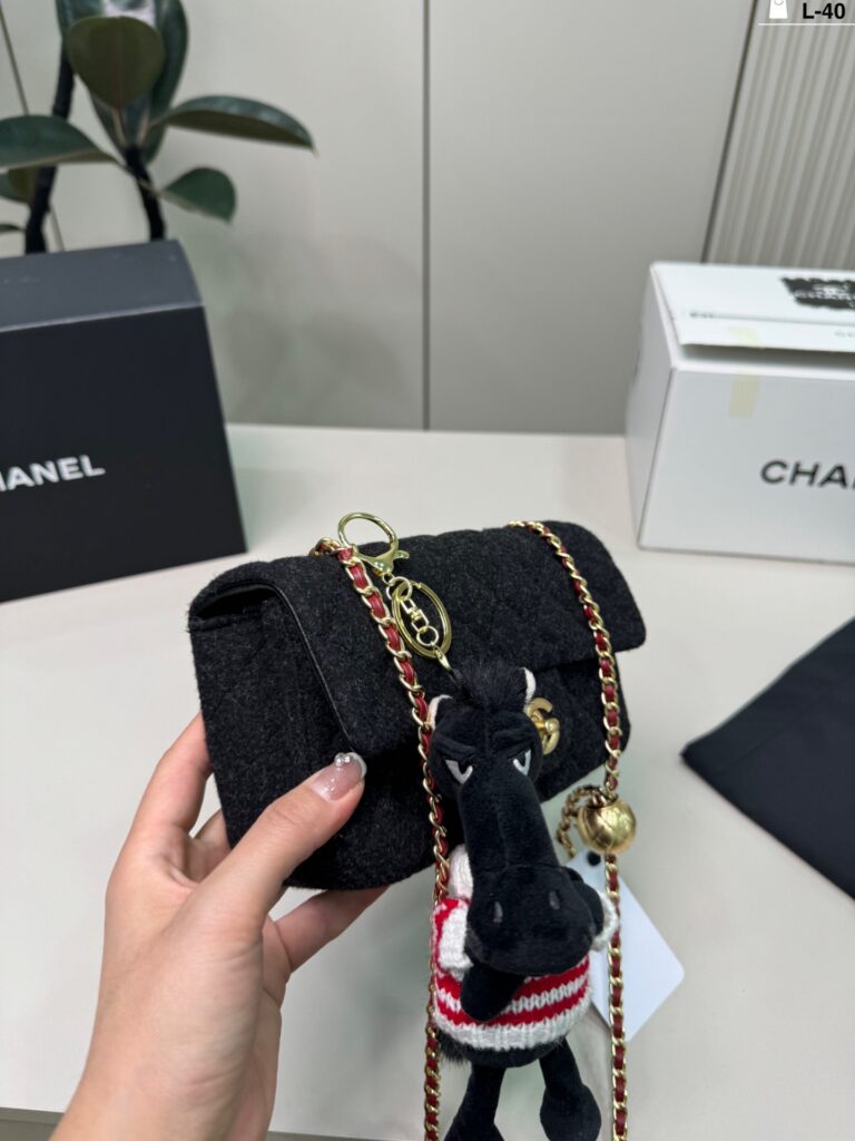 Chanel 40 White Bag 19 x 10 cm editorial product context 2
