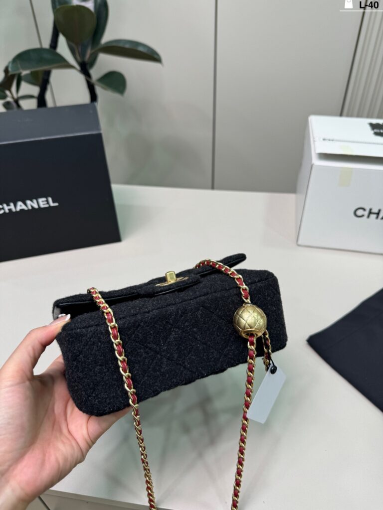 Chanel 40 White Bag 19 x 10 cm editorial product context 3