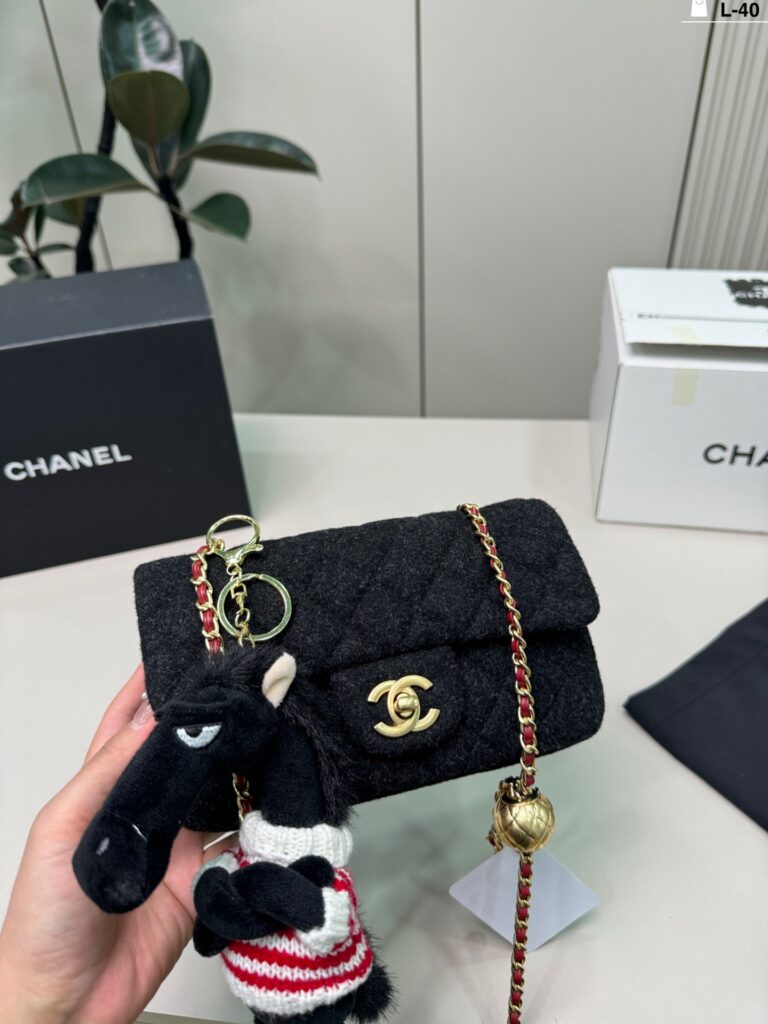 Chanel 40 White Bag 19 x 10 cm editorial product context 1