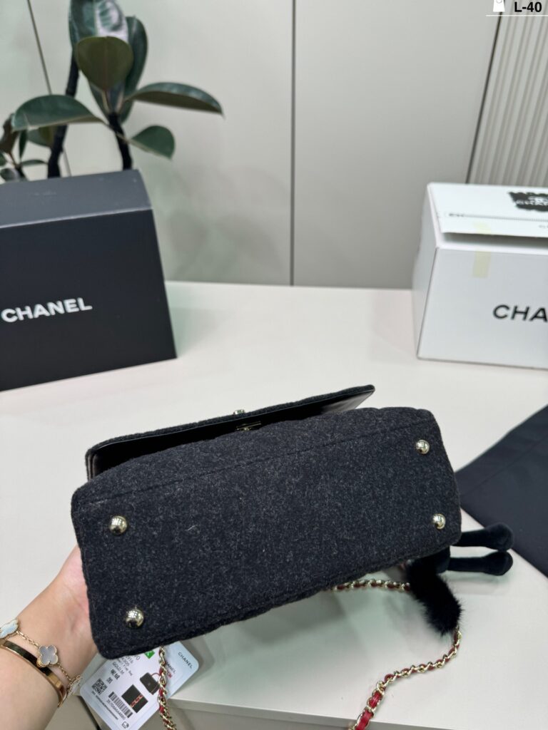 Chanel 40 Co Co White Handbag 23 x 12 cm editorial product context 3