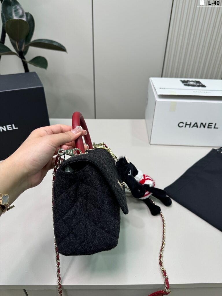 Chanel 40 Co Co White Handbag 23 x 12 cm editorial product context 2