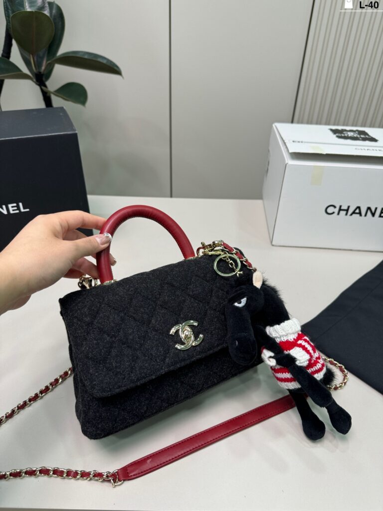 Chanel 40 Co Co White Handbag 23 x 12 cm editorial product context 1