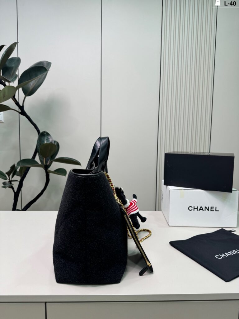 Chanel 40 Tote Bag 45 x 32 cm editorial product context 2