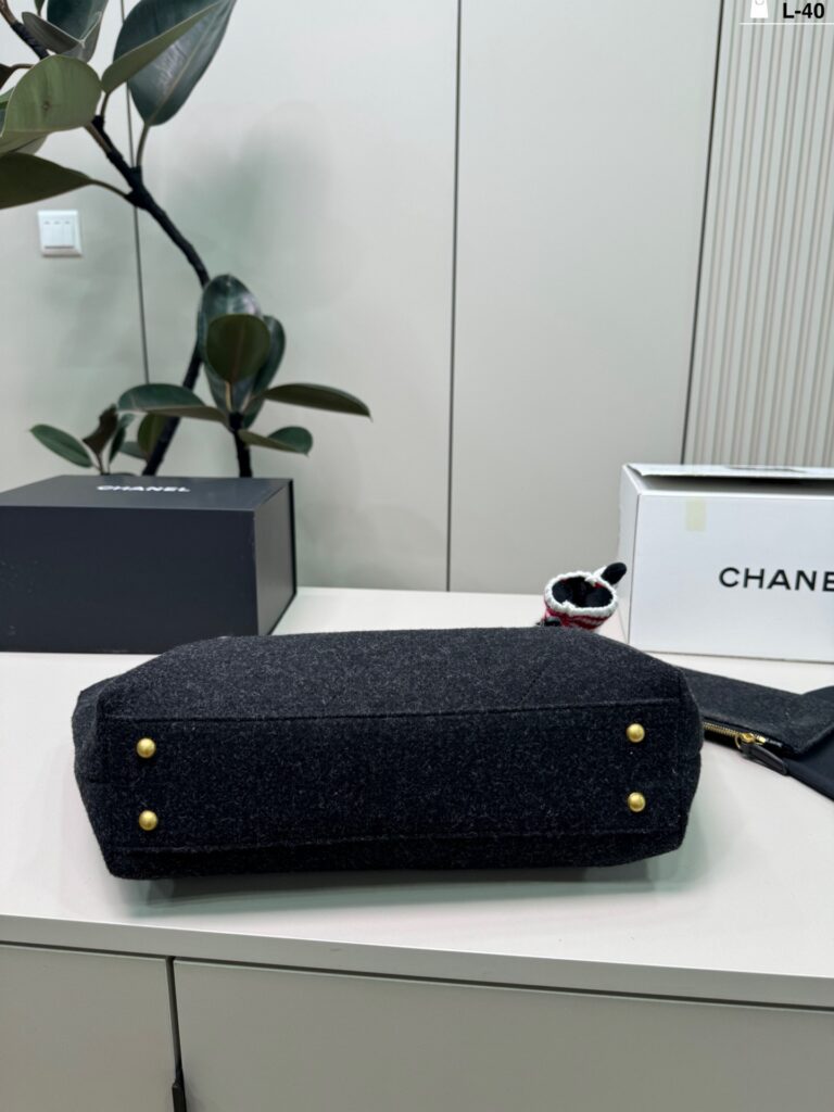 Chanel 40 Vic Tote Bag 32 x 22 cm editorial product context 3