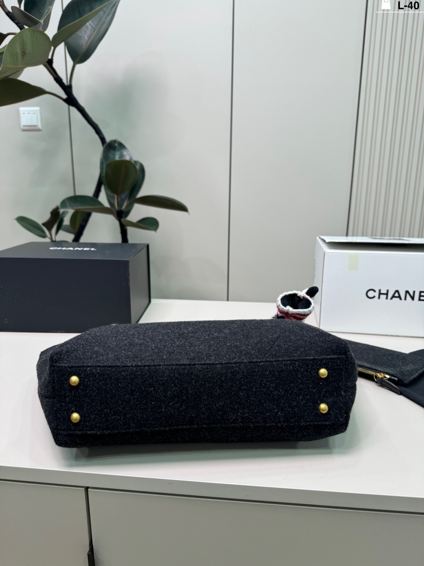 Chanel p195 L-40 32 22 VIC Tote Bag