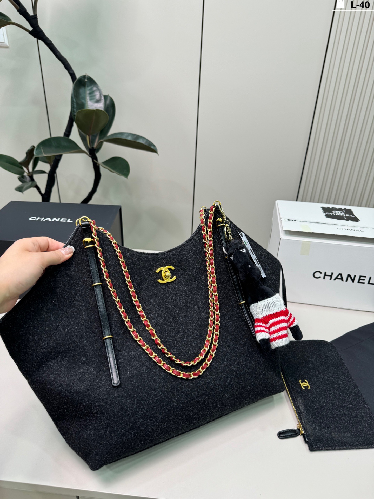 Chanel p195 L-40 32 22 VIC Tote Bag