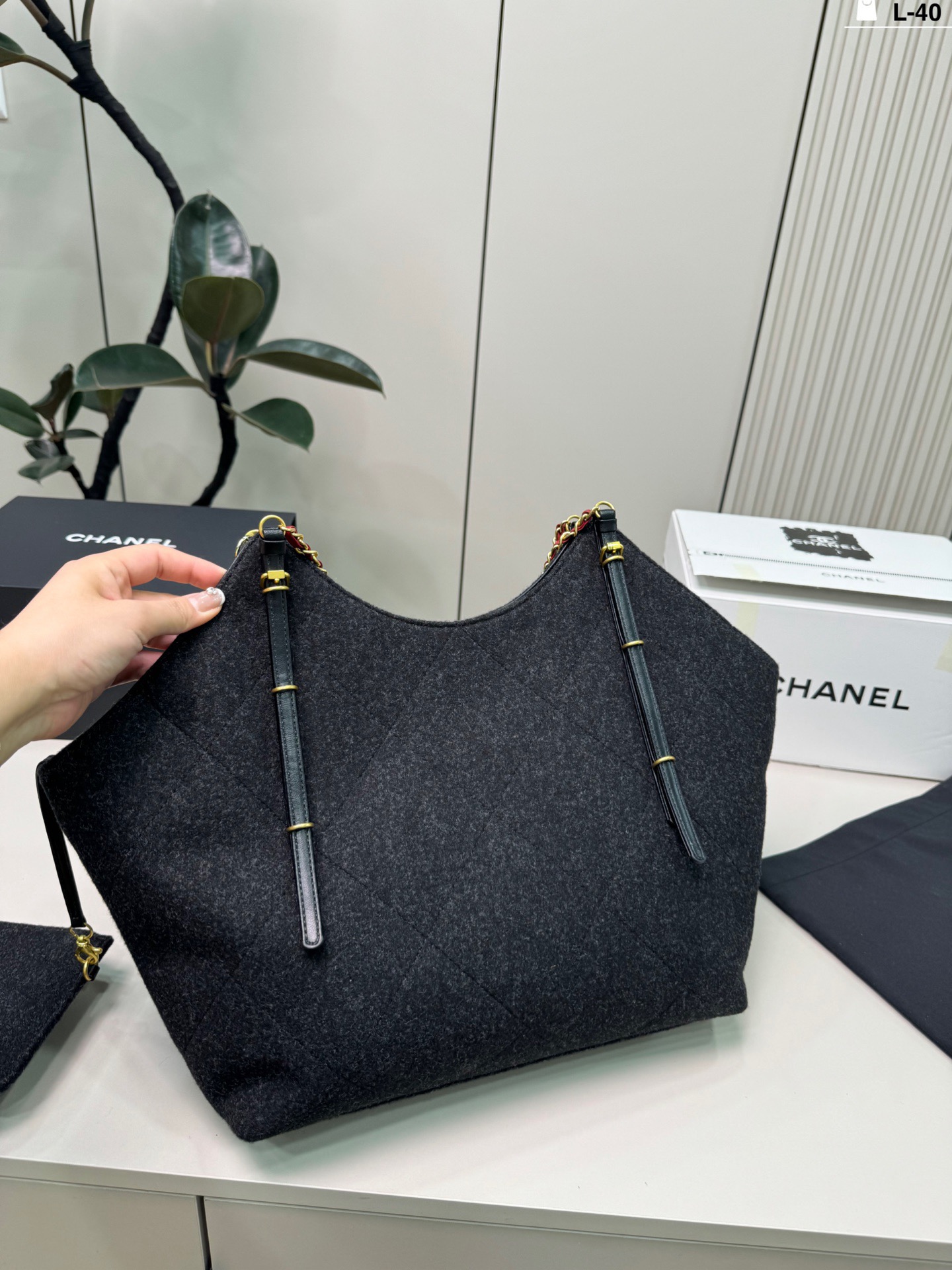 Chanel p195 L-40 32 22 VIC Tote Bag