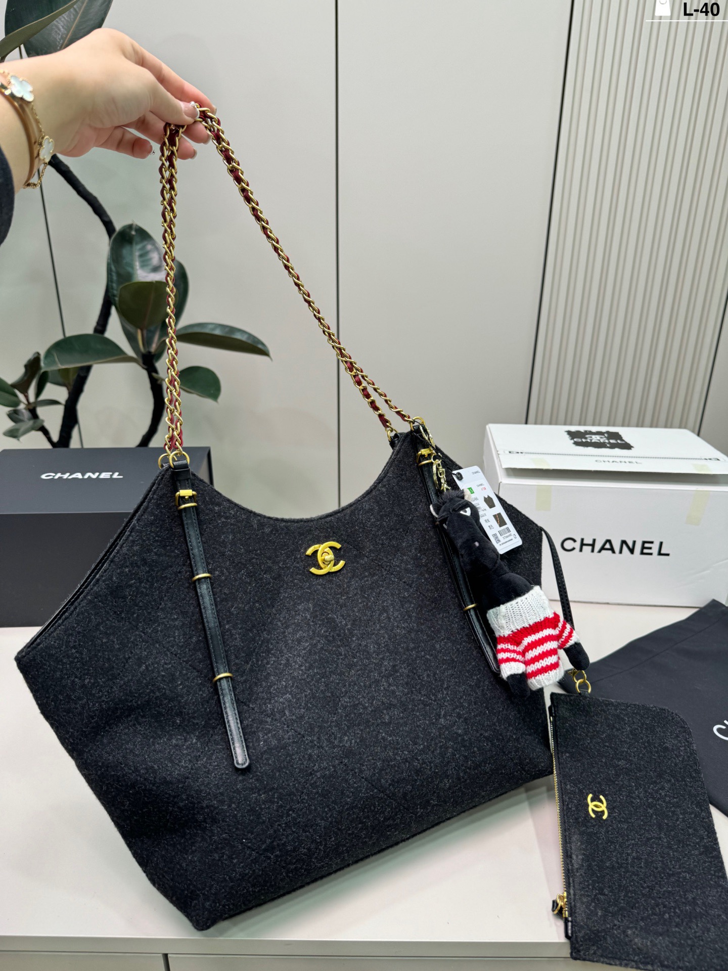 Chanel p195 L-40 32 22 VIC Tote Bag