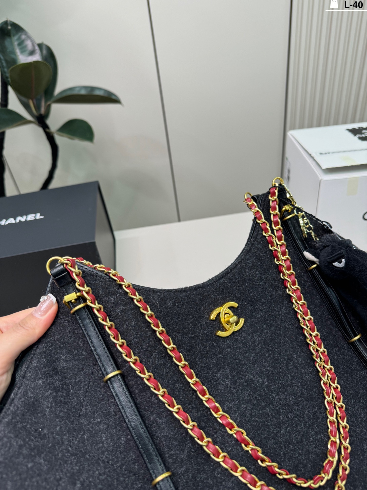 Chanel p195 L-40 32 22 VIC Tote Bag