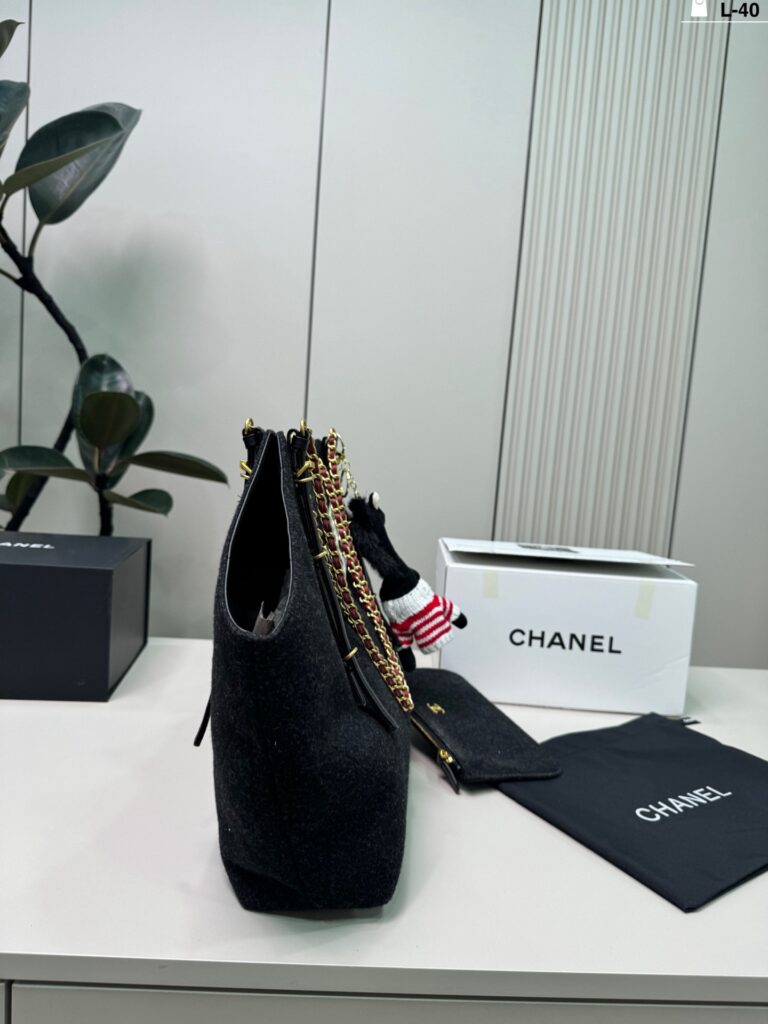 Chanel 40 Vic Tote Bag 32 x 22 cm editorial product context 2