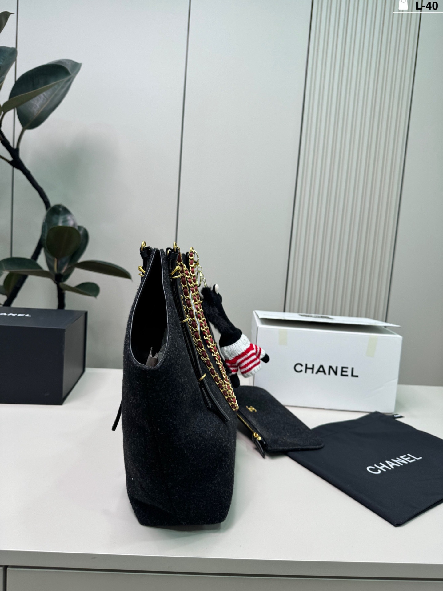 Chanel p195 L-40 32 22 VIC Tote Bag