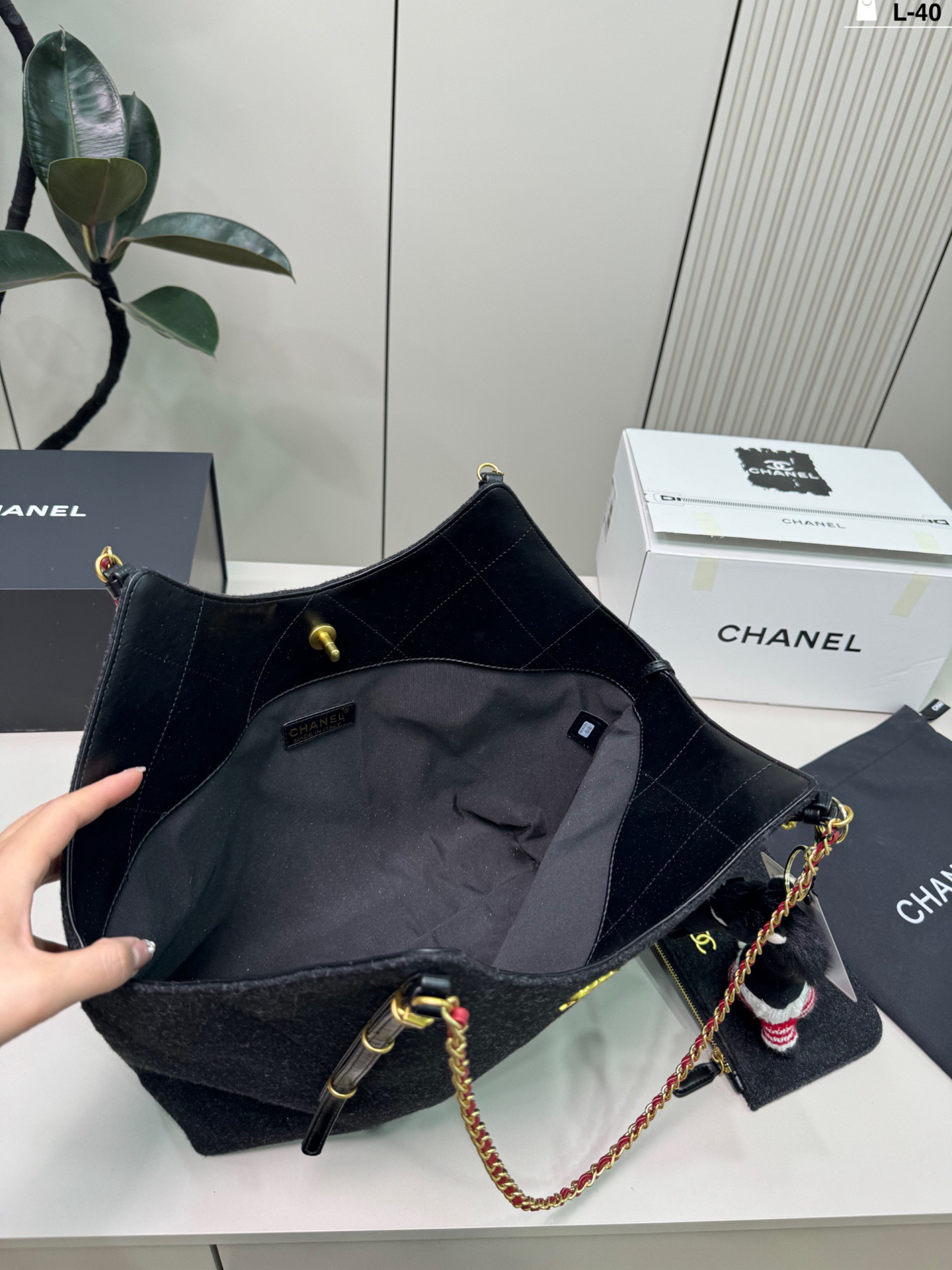 Chanel p195 L-40 32 22 VIC Tote Bag