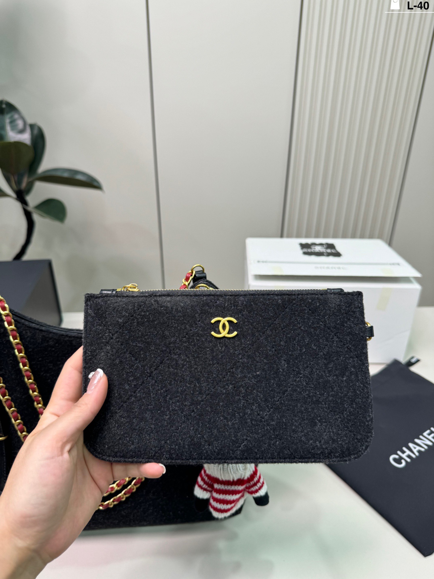 Chanel p195 L-40 32 22 VIC Tote Bag