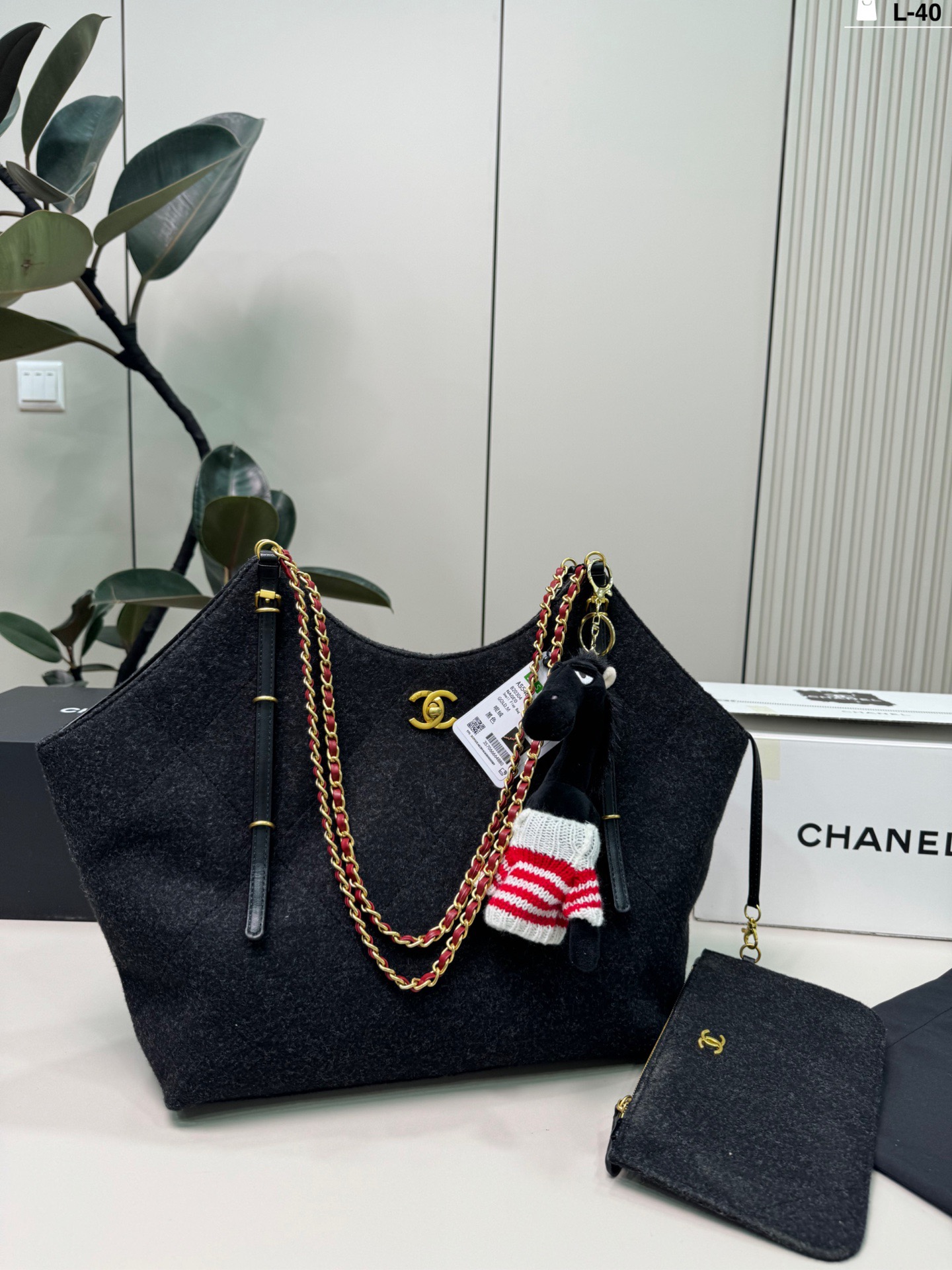 Chanel p195 L-40 32 22 VIC Tote Bag