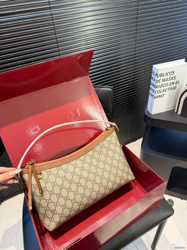 Designer P165 29 17 817 Bag editorial product context 1