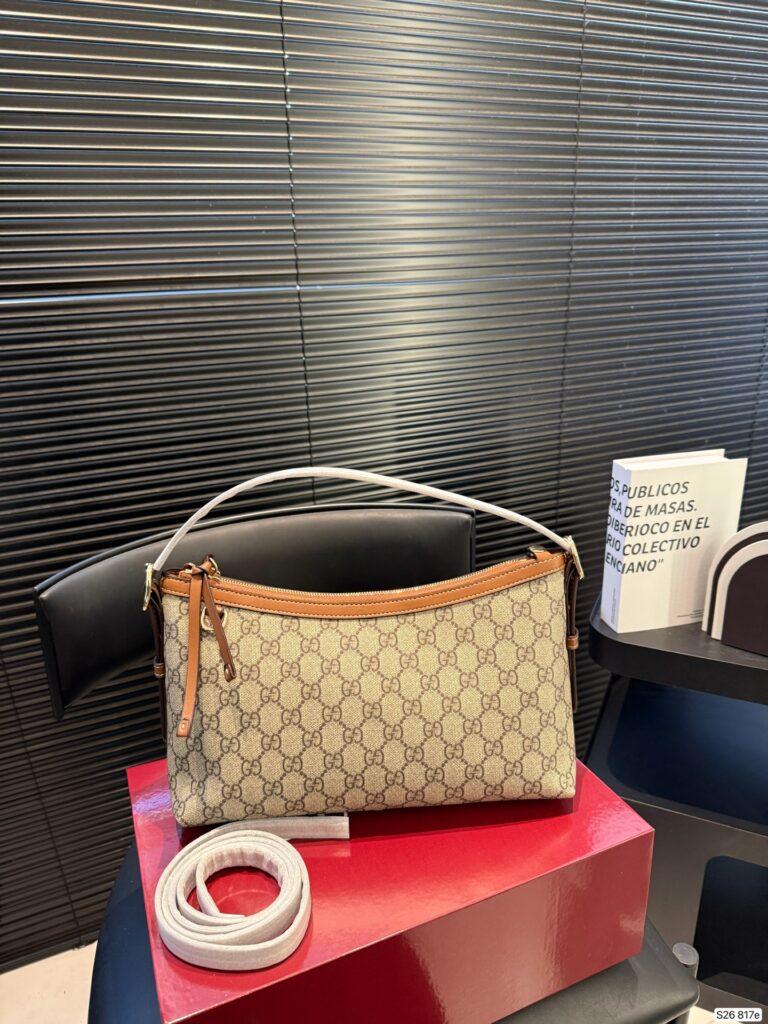 Designer P165 29 17 817 Bag editorial product context 3