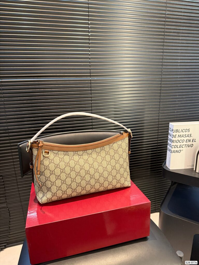 Designer P165 29 17 817 Bag editorial product context 2