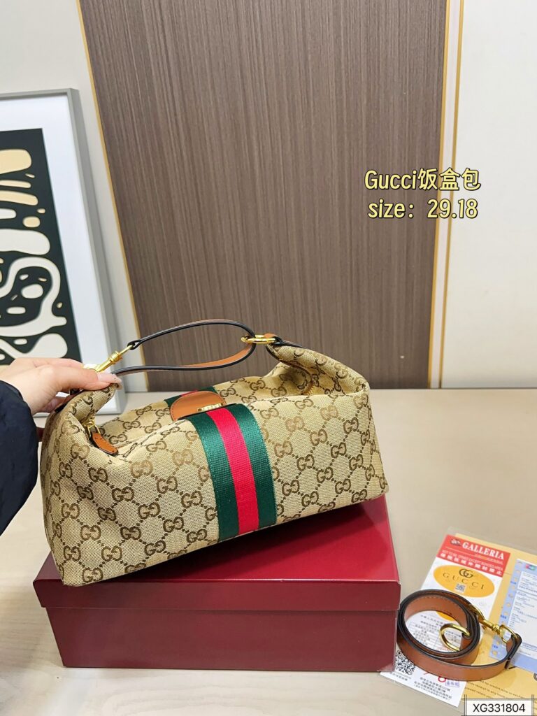 Gucci Hobo Bag 29 x 18 cm editorial product context 2