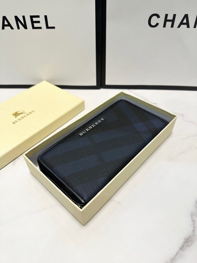 Burberry Black Leather Clutch 20 x 10 cm editorial product context 2