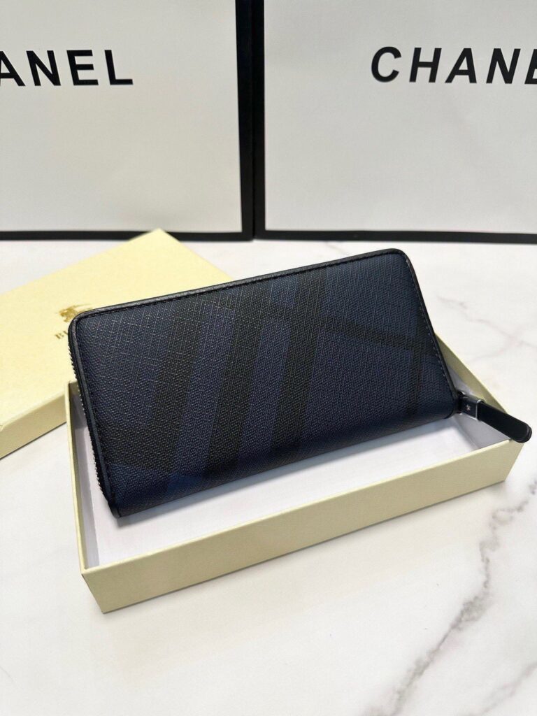 Burberry Black Leather Clutch 20 x 10 cm editorial product context 3