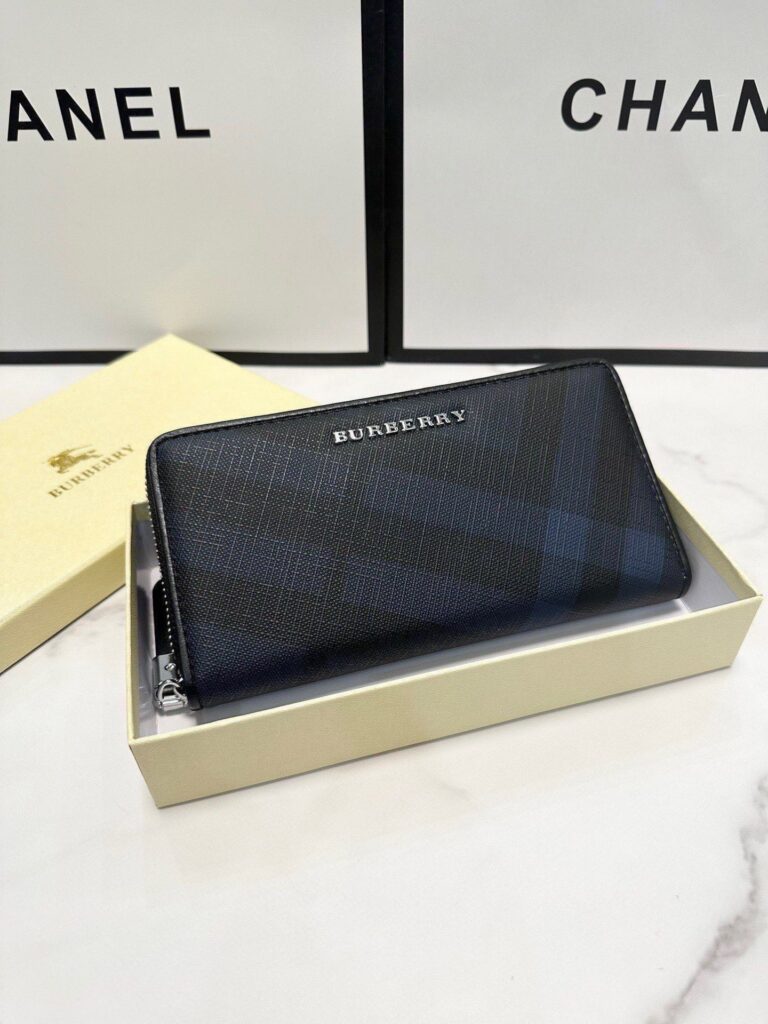 Burberry Black Leather Clutch 20 x 10 cm editorial product context 1