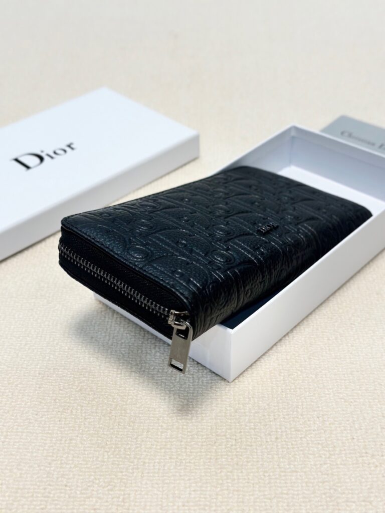 Dior P95 X10 Material 19 Clutch Leather editorial product context 2