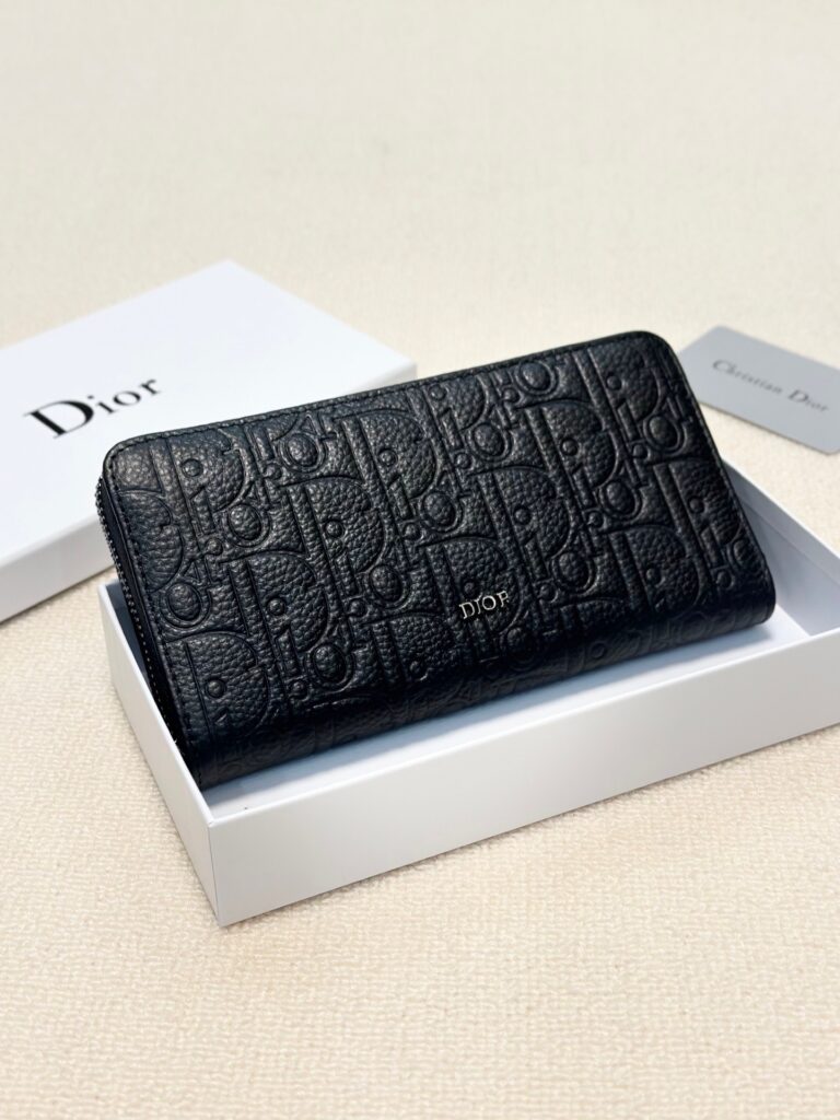 Dior P95 X10 Material 19 Clutch Leather editorial product context 1
