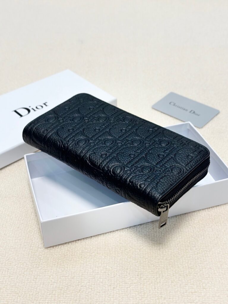 Dior P95 X10 Material 19 Clutch Leather editorial product context 3