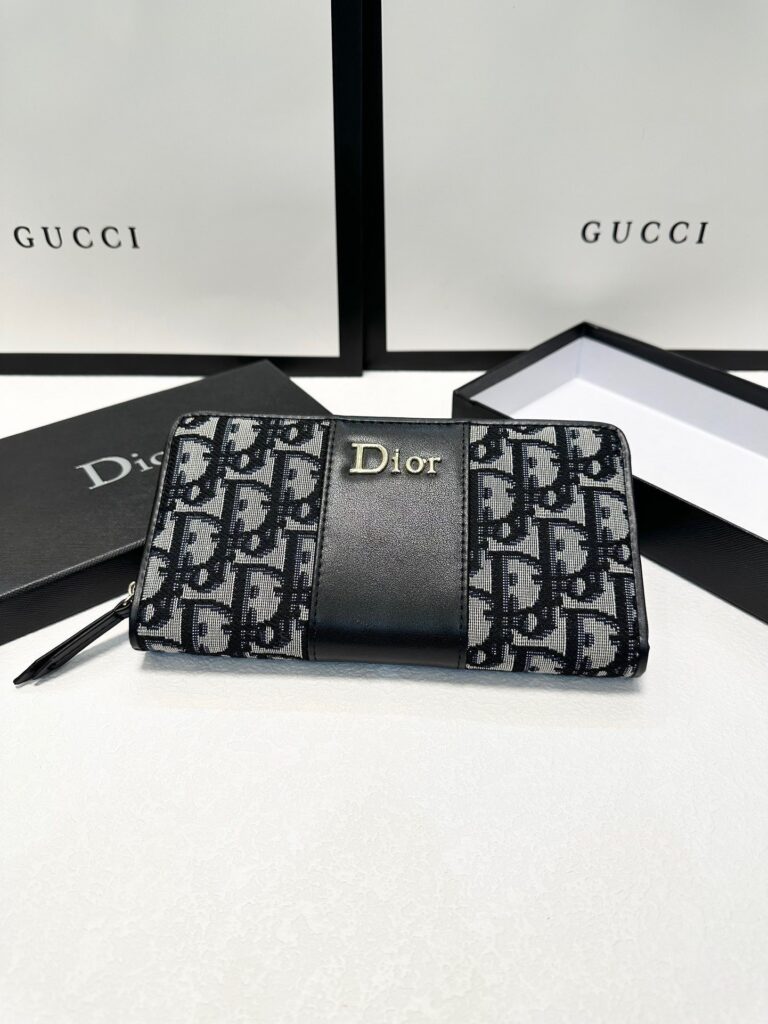 Dior Material Black Calfskin Leather Clutch 19 x 10 cm editorial product context 2