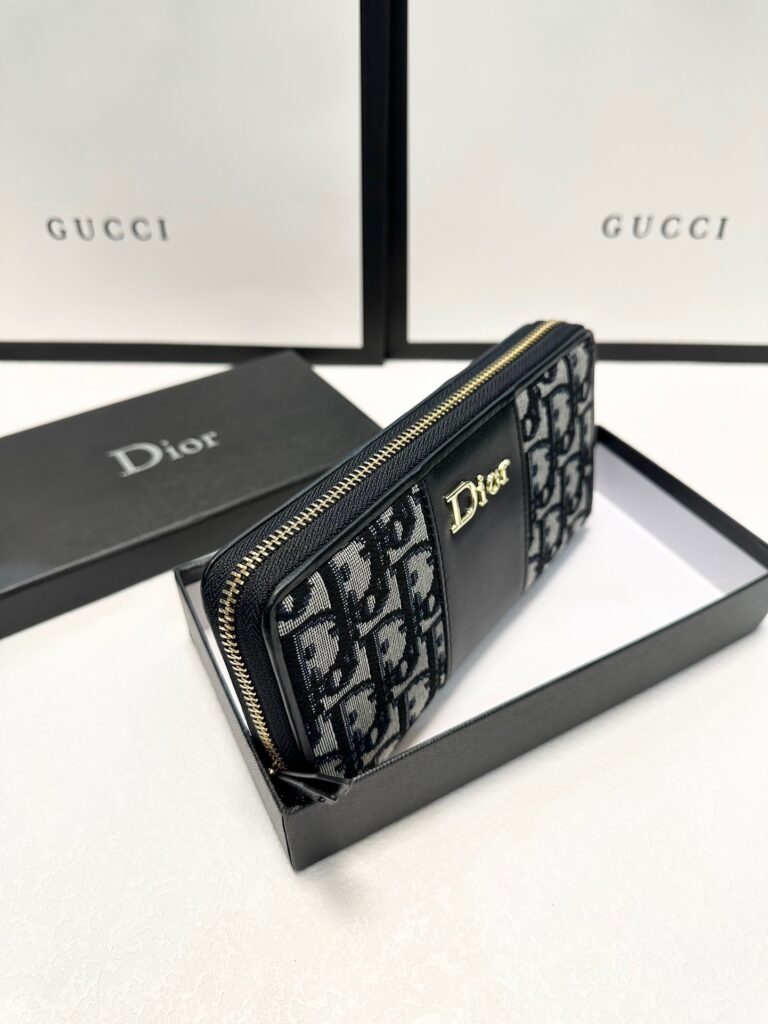 Dior Material Black Calfskin Leather Clutch 19 x 10 cm editorial product context 3