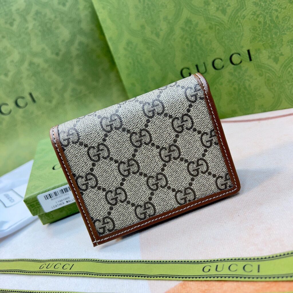 Gucci Guccl 11 Gg Supreme Black Canvas Card Holder 5 x 3 cm editorial product context 3