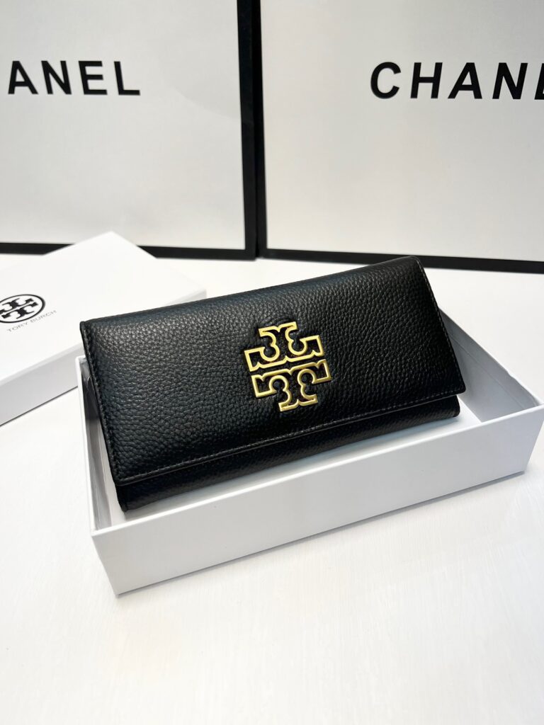 Designer Material Black Calfskin Leather Bag 19 x 10 cm editorial product context 3