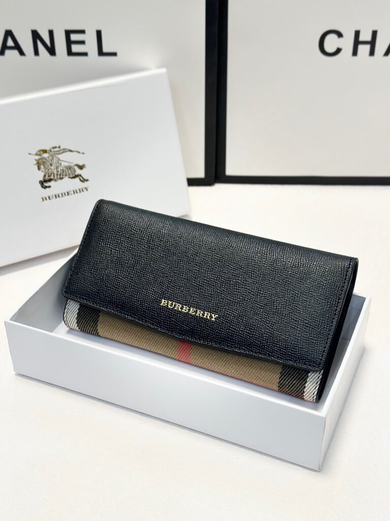 Burberry P90 X10 Black 19 10 Bag 19 x 10 editorial product context 3