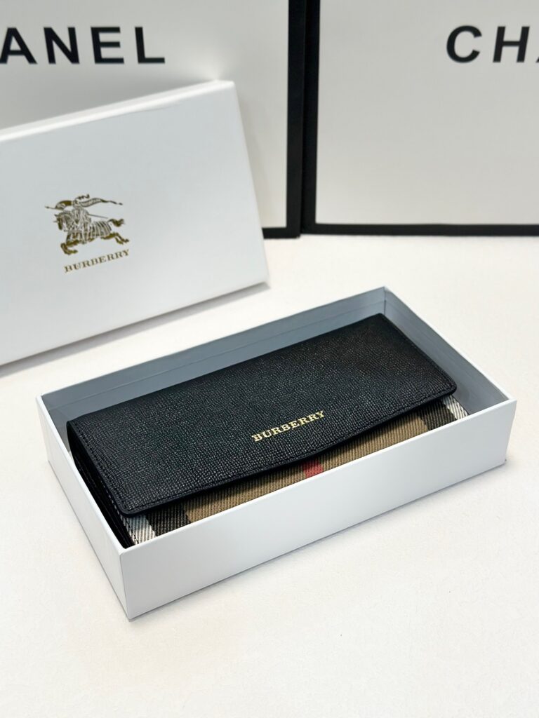 Burberry P90 X10 Black 19 10 Bag 19 x 10 editorial product context 1