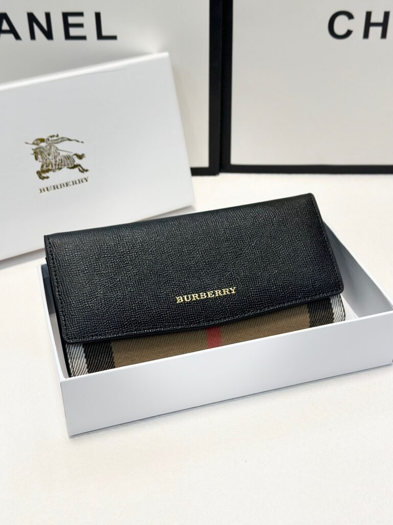 Burberry P90 X10 Black 19 10 Bag 19 x 10 editorial product context 2