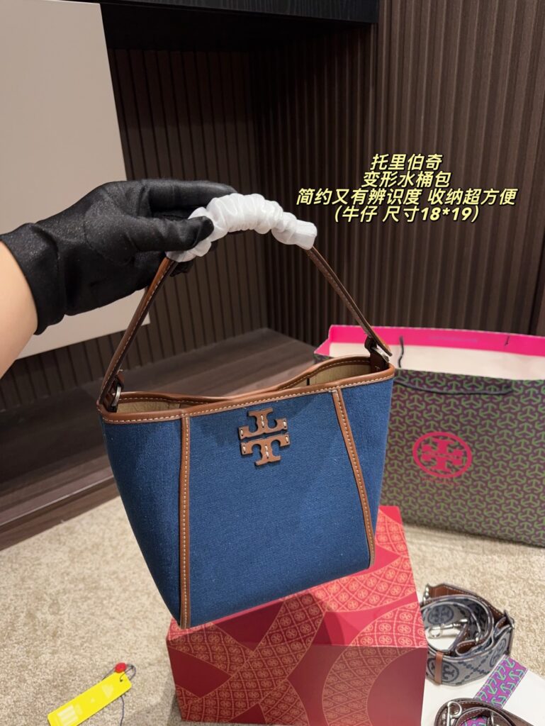 Tory Burch Mc Graw Tlogo Calfskin Leather Crossbody Bag 18 x 19 cm editorial product context 2