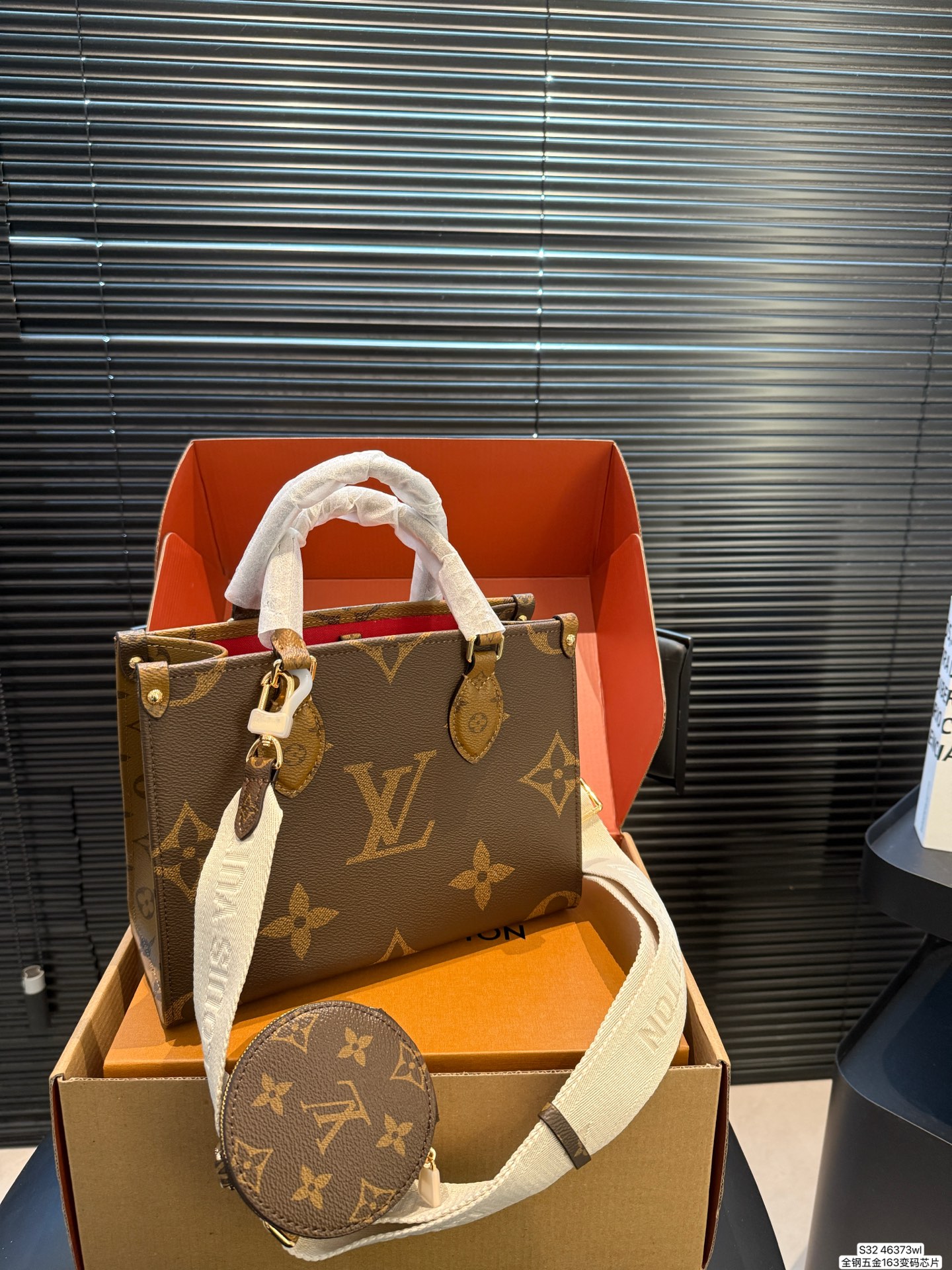 Louis Vuitton P195 163 Onthego 25 19 Tote Bag