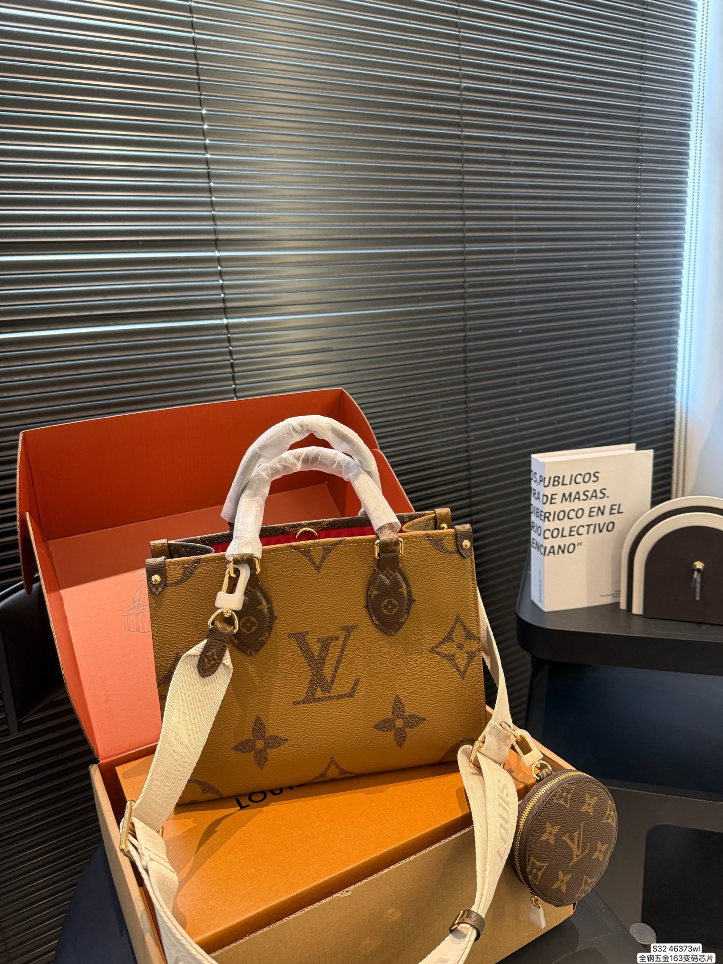 Louis Vuitton P195 163 Onthego 25 19 Tote Bag